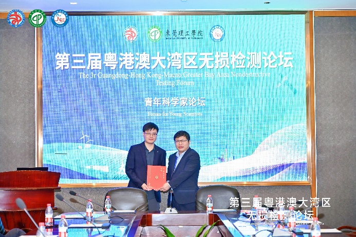 图片包含 桌子, 室内, 男人, 前AI 生成的内容可能不正确。